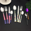 Hochwertige 16pcs Edelstahl -Bestecke Sets Neue Design Holzfarbe Plastikgriff enthalten Löffel Messergabel Tee Löffel