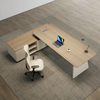 Moderner Manager Schreibtisch mit ergonomischem Stuhl