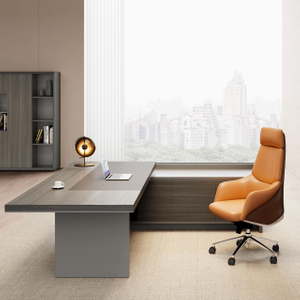 Moderner Manager Schreibtisch mit ergonomischem Stuhl