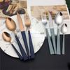 Hochwertige 16pcs Edelstahl -Bestecke Sets Neue Design Holzfarbe Plastikgriff enthalten Löffel Messergabel Tee Löffel