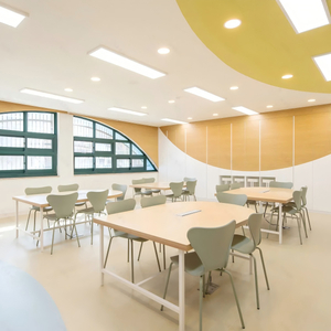 Studienschalter und Stuhl für Schüler