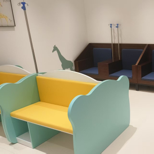 Infusion Center Möbelset (Stuhl + Beistelltisch)