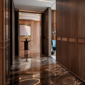 Moderne, geriffelte Eiche Holz Tambour Panel Flexible Wanddekorationsschette Holz für Wohnzimmer Schlafzimmer Hotel und Außenanwendung