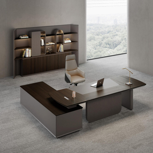 Hölzerner Executive Desk mit Lederstuhl