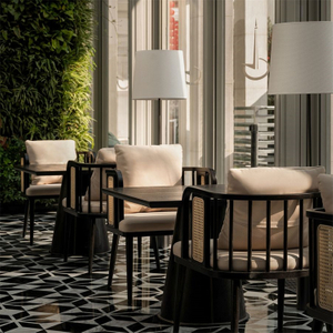Elegante anpassbare Holztisch- und Stuhlset - am besten für Luxushotels